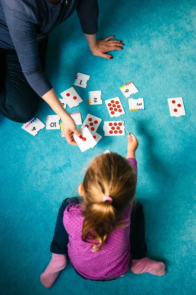 Mother teaching counting her little daughter — Stock Photo, Image