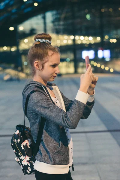 Mujer joven tomando fotos usando un teléfono inteligente — Foto de Stock