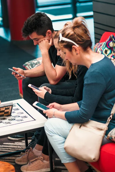 Membres de la famille utilisant des téléphones mobiles ensemble — Photo