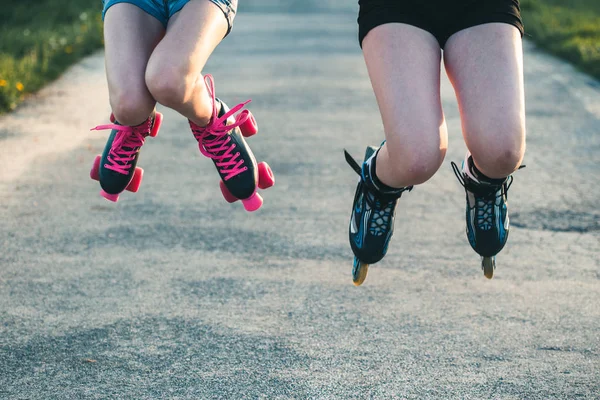 楽しい rollerskating を持つ十代の女の子, ジャンプ, 時間を過ごす — ストック写真