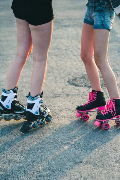 楽しい rollerskating を持つ十代の女の子、一緒に時間を過ごす o — ストック写真