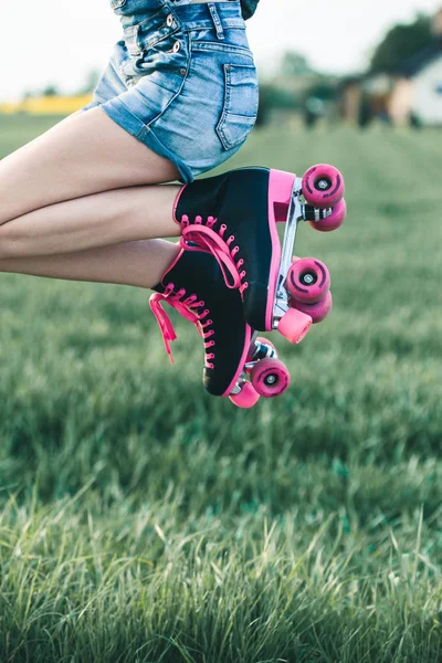 楽しい rollerskating を持って十代の少女, ジャンプ, 時間を過ごす ou — ストック写真