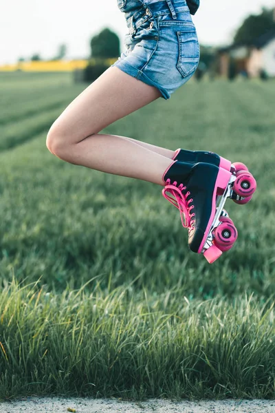 楽しい rollerskating を持って十代の少女, ジャンプ, 時間を過ごす ou — ストック写真