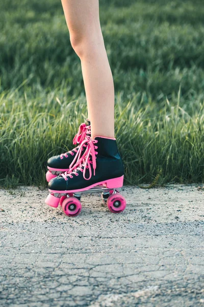 楽しい rollerskating を持って十代の少女, ジャンプ, 時間を過ごす ou — ストック写真