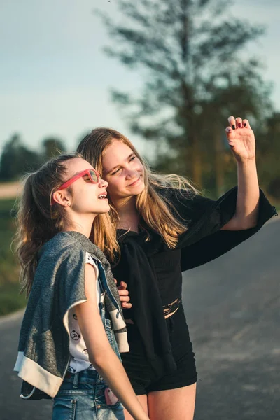 Teenage glimlachende gelukkige meisjes met leuke tijd doorbrengen samen ou — Stockfoto
