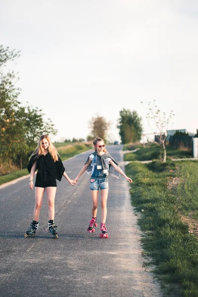 Adolescente sonriente feliz niñas divertirse patinaje sobre ruedas, pasar t — Foto de Stock