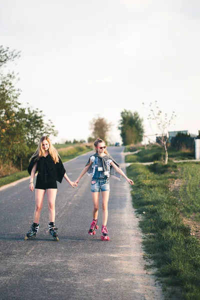 楽しい rollerskating を持つ十代の笑顔の幸せな女の子、支出 t — ストック写真