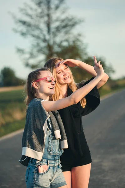 Adolescente sonriendo feliz niñas tener divertido pasar tiempo juntos ou — Foto de Stock