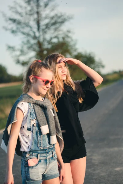 Adolescente sonriendo feliz niñas tener divertido pasar tiempo juntos ou — Foto de Stock