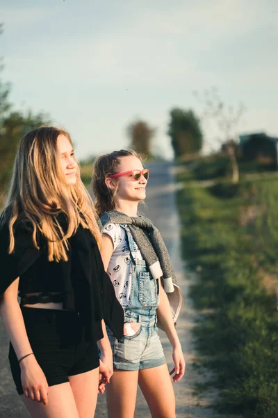 Adolescente sonriendo feliz niñas tener divertido pasar tiempo juntos ou — Foto de Stock