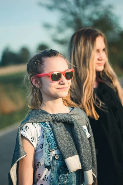 Adolescente sonriendo feliz niñas tener divertido pasar tiempo juntos ou — Foto de Stock