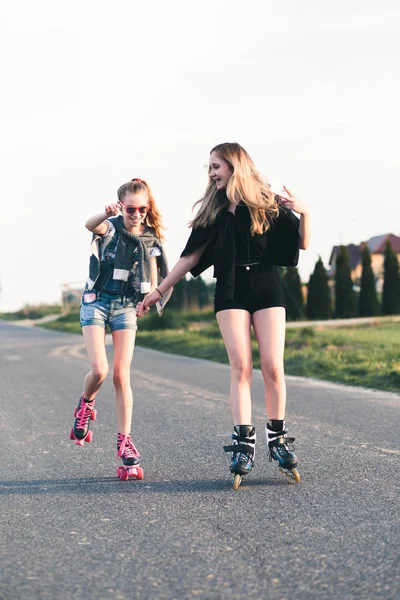 一緒に楽しい rollerskating を持つ十代の笑顔の幸せな女の子 — ストック写真