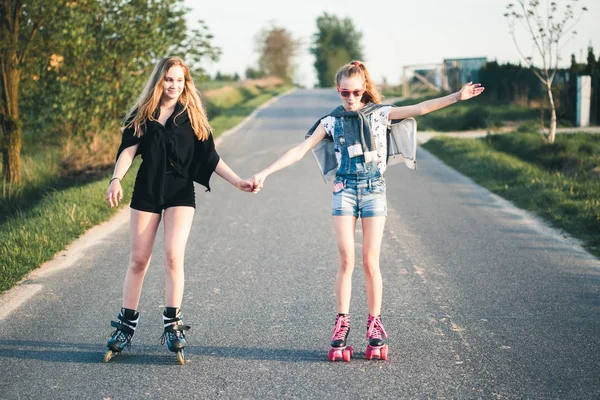 Adolescente sonriendo feliz niñas divertirse patinaje juntos — Foto de Stock