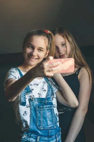 Mujeres jóvenes tomando selfie, utilizando la cámara del teléfono inteligente — Foto de Stock