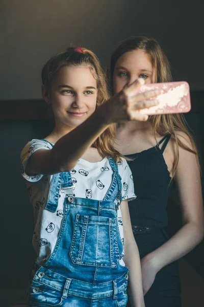 Mujeres jóvenes tomando selfie, utilizando la cámara del teléfono inteligente — Foto de Stock