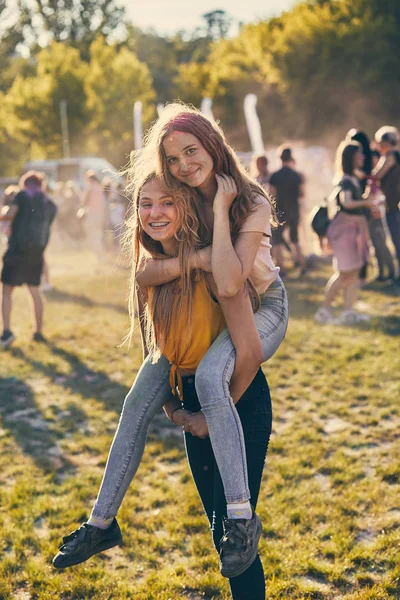 Retrato de chicas jóvenes felices en el festival de color holi — Foto de Stock