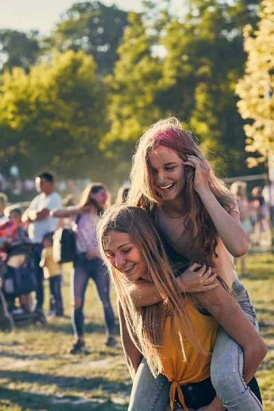 Retrato de chicas jóvenes felices en el festival de color holi — Foto de Stock