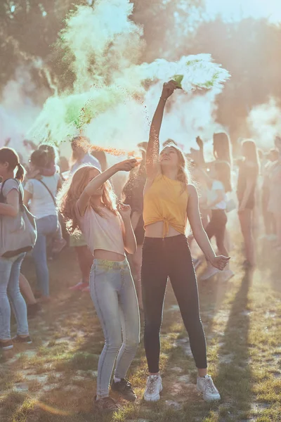 Retrato de chicas jóvenes felices en el festival de color holi — Foto de Stock