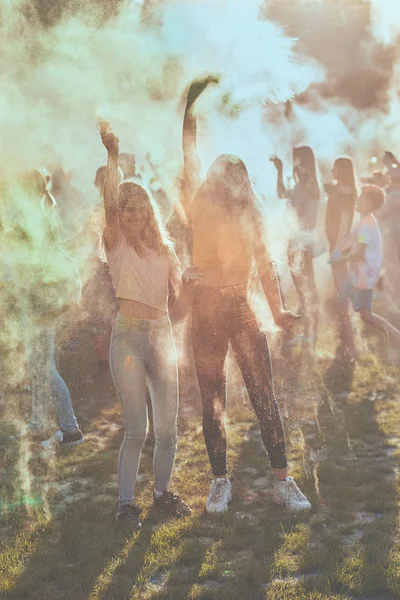 Porträtt av glada unga tjejer på holi färg festival — Stockfoto