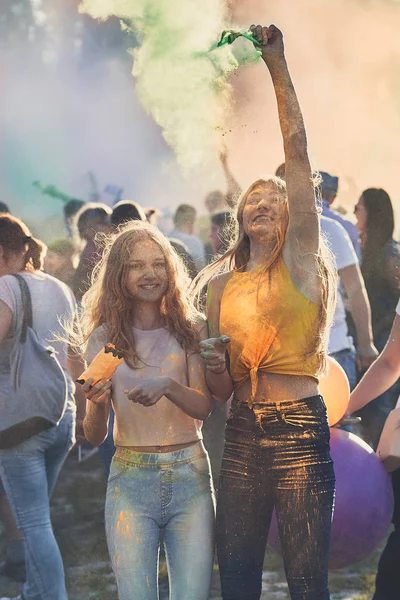 Retrato de chicas jóvenes felices en el festival de color holi — Foto de Stock