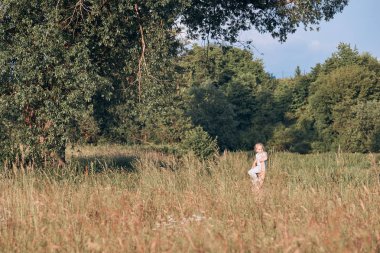 Bir çayırda birlikte vakit geçiren aile