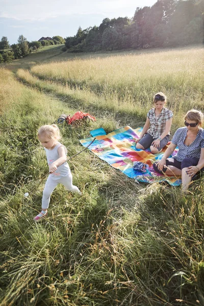 Familjen spenderar tid tillsammans på en äng — Stockfoto