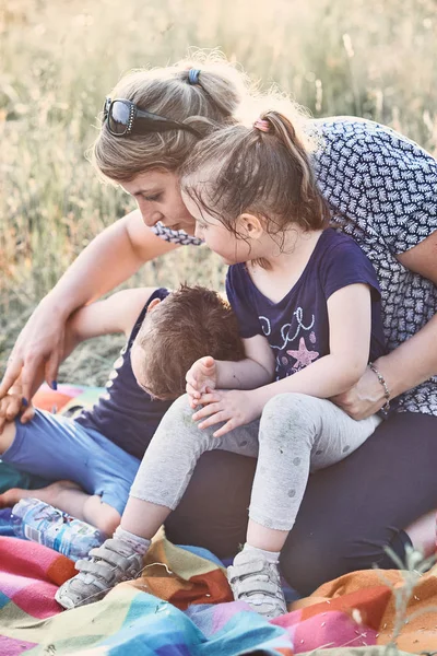 Rodinný čas trávení pohromadě na louce — Stock fotografie