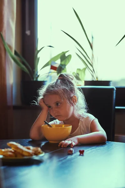 Menina comendo um café da manhã — Fotografia de Stock