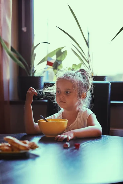 Menina comendo um café da manhã — Fotografia de Stock
