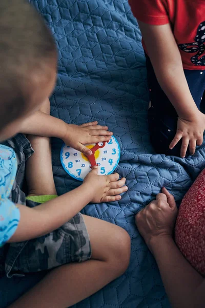 Kids learning how to tell the time on clock — Stock Photo, Image