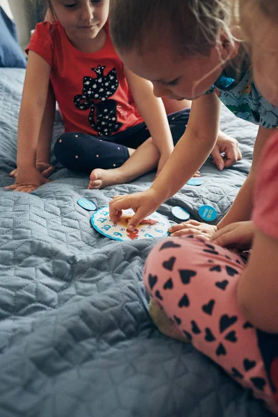 Kids learning how to tell the time on clock — Stock Photo, Image