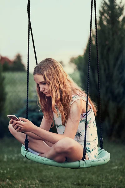 Молодая женщина с помощью мобильного телефона смартфона — стоковое фото