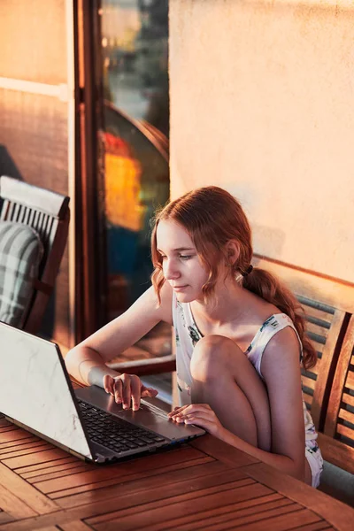Vrouw die thuis werkt, draagbare computer — Stockfoto