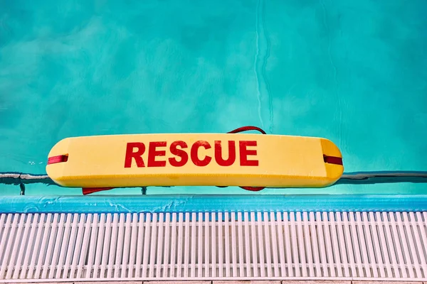 Equipo de salvavidas en la piscina — Foto de Stock