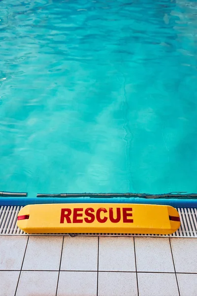 Equipo de salvavidas en la piscina — Foto de Stock
