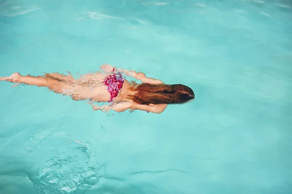 Chica nadando y relajándose en la piscina — Foto de Stock