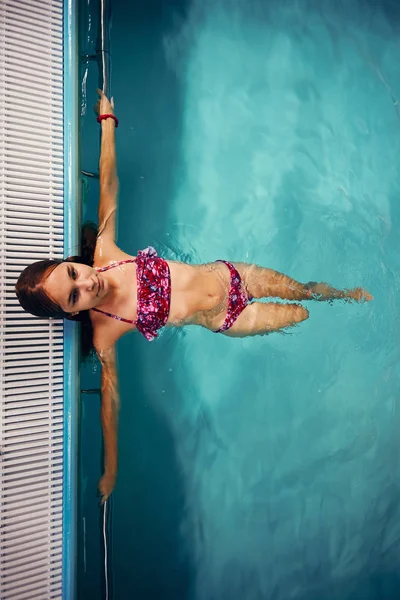 スイミングプールで泳いだりリラックスしたりする女の子 — ストック写真