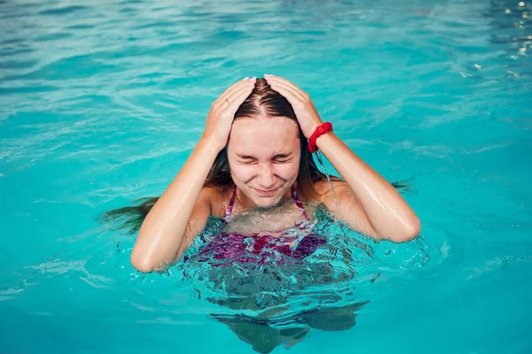 Chica nadando y relajándose en la piscina — Foto de Stock