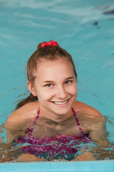 Κορίτσι κολύμβησης και χαλάρωσης στην πισίνα — Φωτογραφία Αρχείου