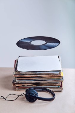 Siyah vinil vinil yığını üzerinde havada asılı