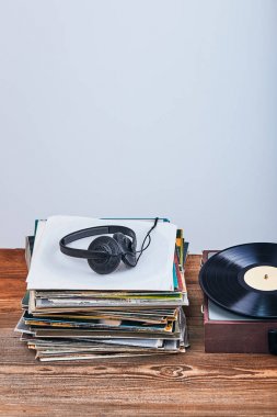 Vinil kayıtları ve pikap vinil oynatıcı