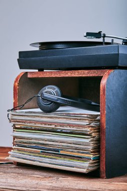 Vinil kayıtları ve pikap vinil oynatıcı