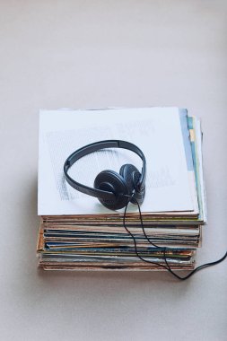 siyah vinil kayıtlar yığını