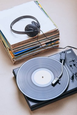 Vinil kayıtları ve pikap vinil oynatıcı