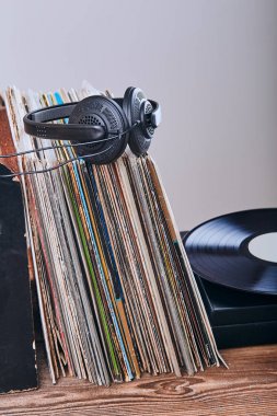 Vinil kayıtları ve pikap vinil oynatıcı