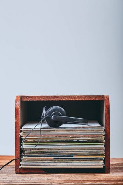 Siyah vinil kayıtları yığını