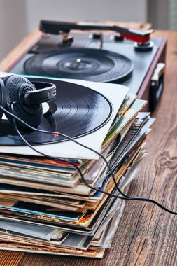 Vinil kayıtları ve pikap vinil oynatıcı
