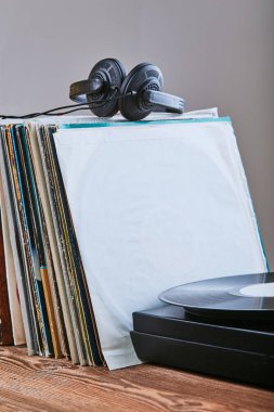 Vinil kayıtları ve pikap vinil oynatıcı
