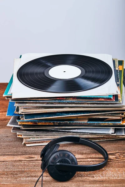 Pilha de discos de vinil preto — Fotografia de Stock