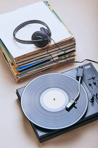 Vinyl records and turntable vinyl player — Stock Photo, Image